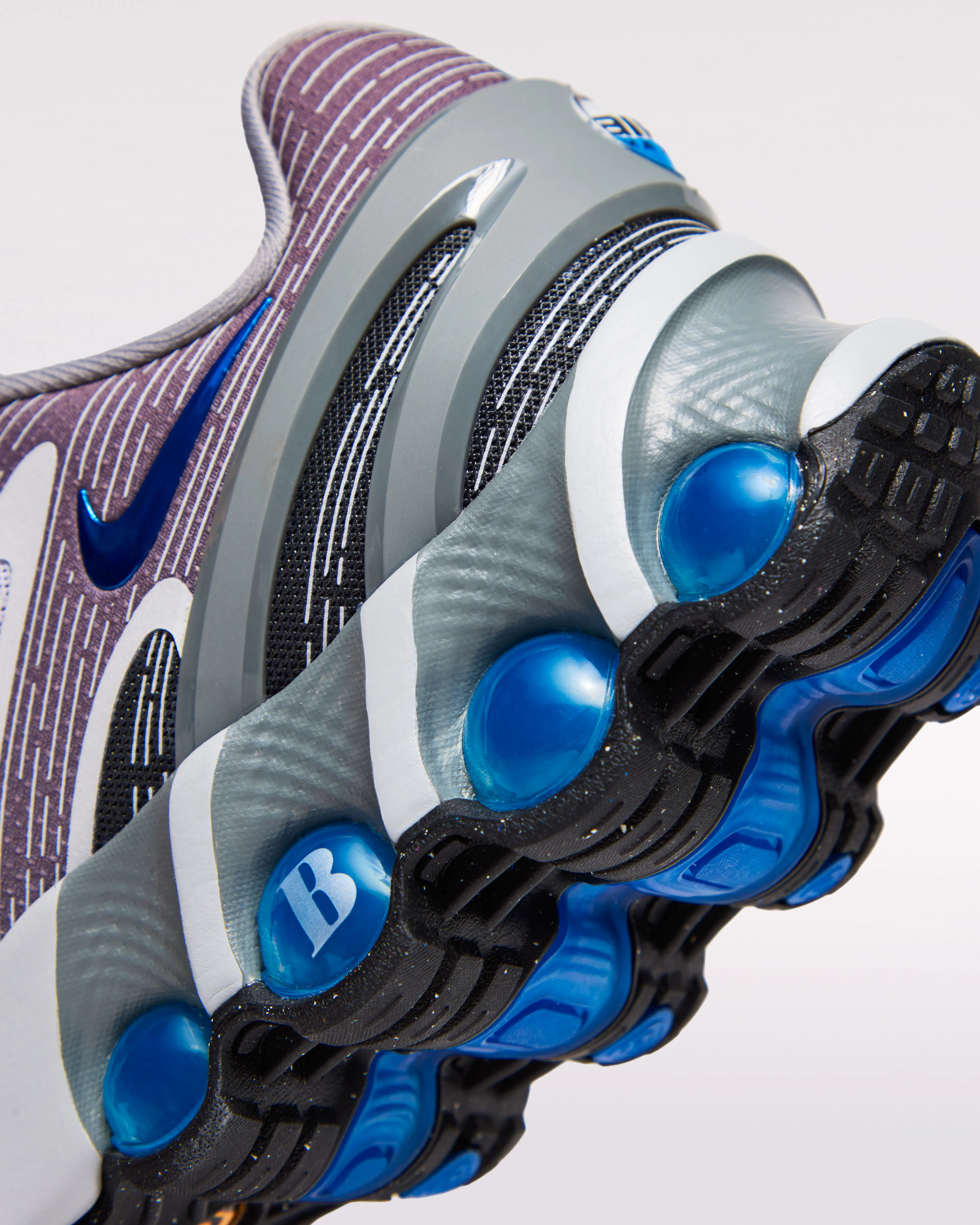 NIKE_DN8_OUTSOLE_7378_4X5.jpg